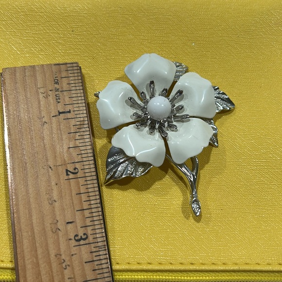 SARAH COVENTRY VINTAGE BROOCH WHITE ENAMEL FLOWER PIN SIGNED SILVER TONE - Picture 4 of 5